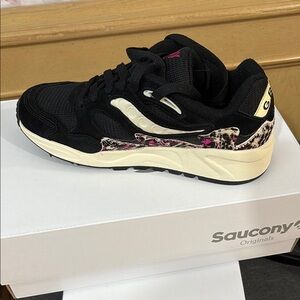 Women Saucony sneakers